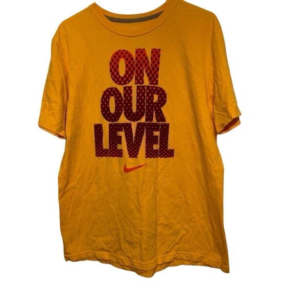 NIKE ON OUR LEVEL SIZE LARGE REGULAR FIT NIKE T-SHIRT - Picture 1 of 3